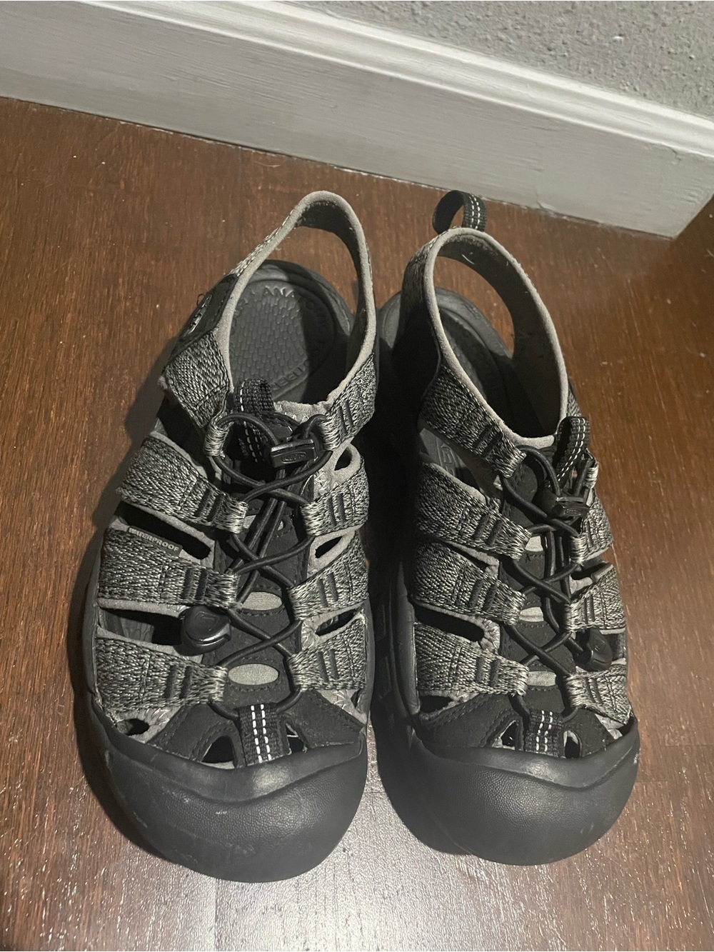 Men’s Size 8 Keen Newport H2 Black / Grey Steel Closed Toe Sandals Bungee Lacing